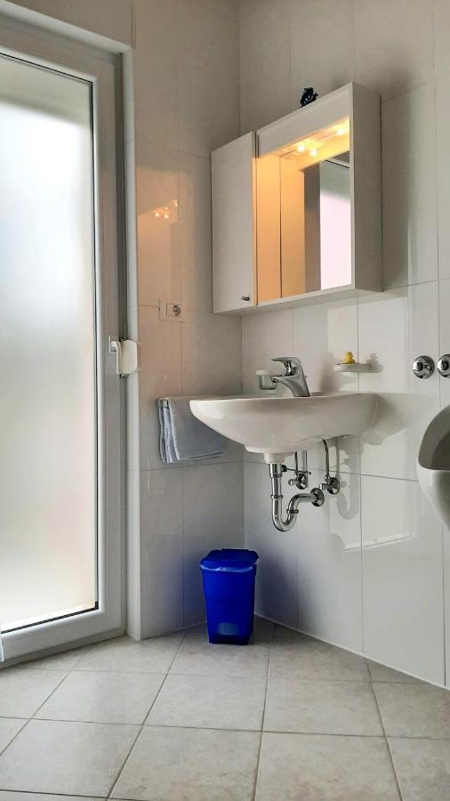 Helles Doppelzimmer Mit Bad, Terrasse Und Pool, Seperater Eingang, Liznjan, Istrien Ližnjan Exterior foto