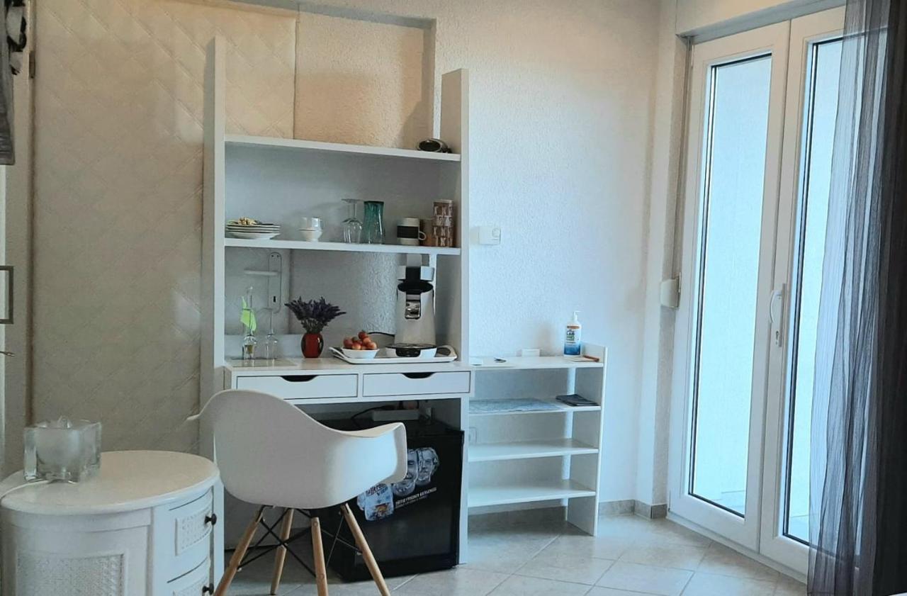 Helles Doppelzimmer Mit Bad, Terrasse Und Pool, Seperater Eingang, Liznjan, Istrien Ližnjan Exterior foto